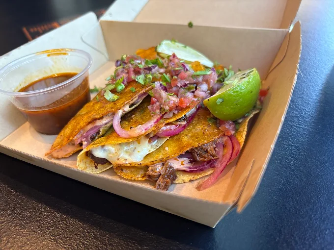 Quesabirria från Birria Seoul med långkokt kött, smält ost och consomé