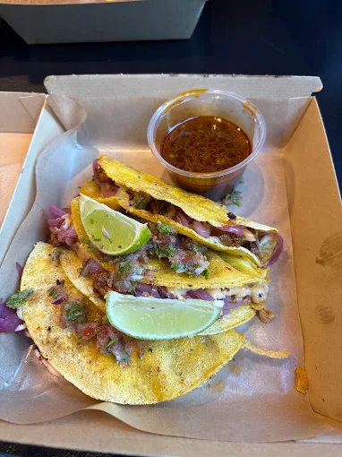 Tacos med lime från Birria Seoul